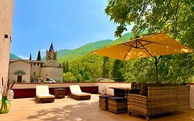 Locazione Turistica al Castello di Scopoli, situata tra Pale e Rasiglia sulla via Francigena a due passi da Sellano Foligno Assisi e Spoleto